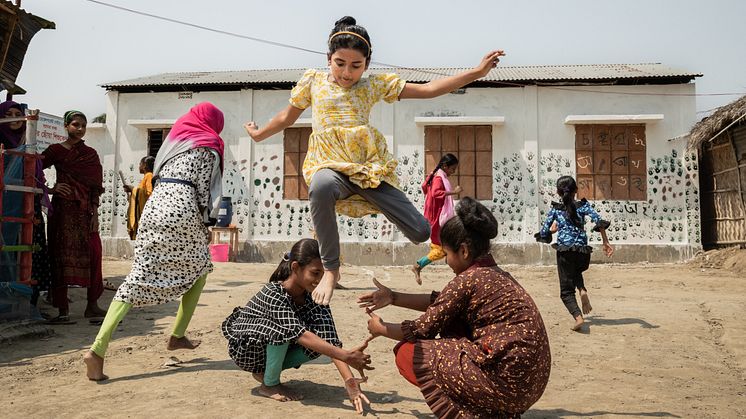 Flickor som leker på en skolgård i Bangladesh.