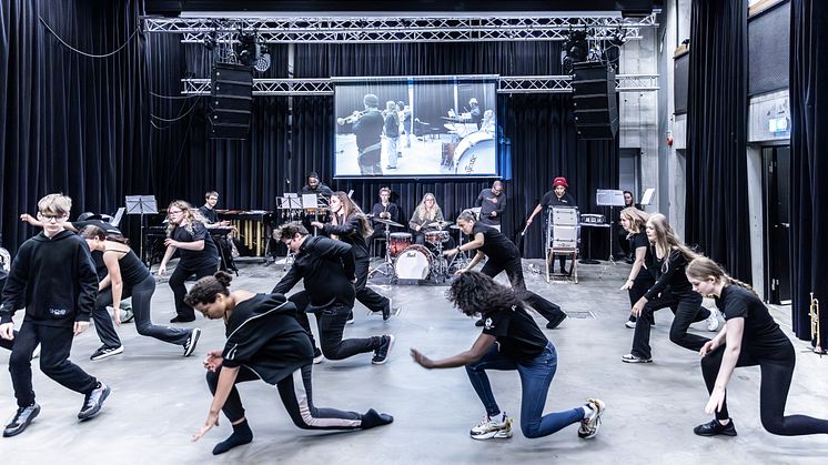 På Soundlab blir ungdom utfordret i både musikk og dans. Målet er å sette opp en konsert på slutten av uken. Her fra Soundlab Bergen 2023. Foto: Tovita Razzi