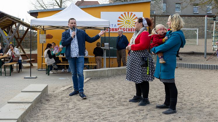 Sascha Höhnow, Beauftragter für die Belange behinderter Menschen des Landkreises Barnim, begrüßt die Gäste auf dem Familienfest anlässlich des Welt-Down-Syndrom-Tages am 29. März in der Kita Sonnenschein in Eberswalde. Fotos: Tim Noack