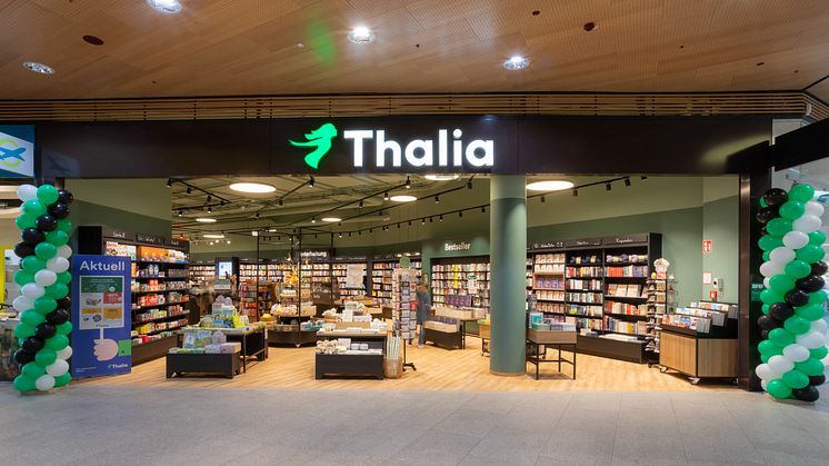 Blick in die neue Thalia Buchhandlung im eo Oberwart: Die Einrichtung verbindet moderne Buchhandelskultur mit gemütlicher Atmosphäre – mit Geschenkideen, Büchern und Non-Book-Produkten auf 330 m² Verkaufsfläche.