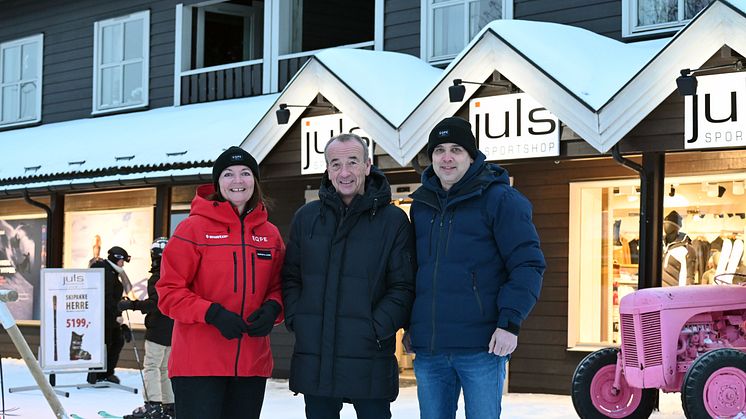 Gudrun Sanaker Lohne, destinasjonssjef SkiStar Trysil, Jul Magne Øvre og Tomas Myrvold, SkiStarshop Trysil. Foto: Hans Martin Østerhaug/Lokalavisa Trysil-Engerdal
