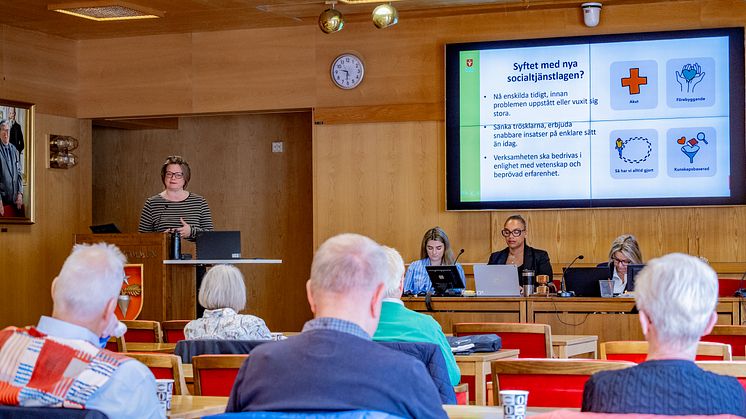 En grupp äldre som lyssnar på en föreläsning.