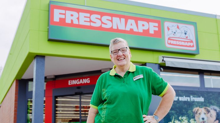 Mitarbeiterin der ersten Stunde: Marktleiterin Martina Pantaleon vor dem Fressnapf-Markt in Erkelenz