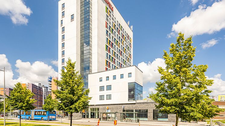 Bostadshus med färgglad fasad i centrala Flemingsberg