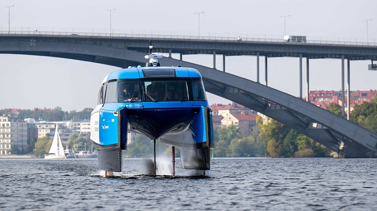 Trafikförvaltningen/SL testar att köra elektrisk bärplansbåt i kollektivtrafik. Ett innovationsprojekt i samarbete med Trafikverket och båttillverkaren Candela.