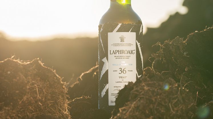 LAPHROAIG INTRODUCERAR THE WALL COLLECTION – EN LIMITERAD SERIE AV SÄLLSYNTA BUTELJERINGAR SOM HYLLAR MÄNNISKORNA, IHÄRDIGHETEN OCH PASSIONEN BAKOM LAPHROAIG