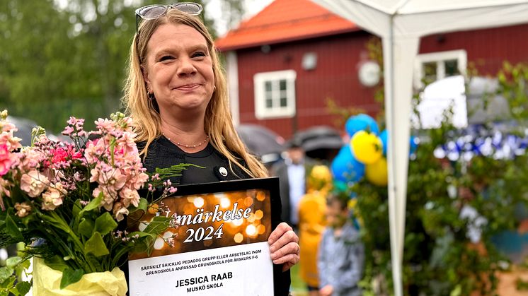En av vinnarna, Jessica Raab på Muskö skola, tog emot priset samma dag som skolan firade sitt 100-årsjubileum.