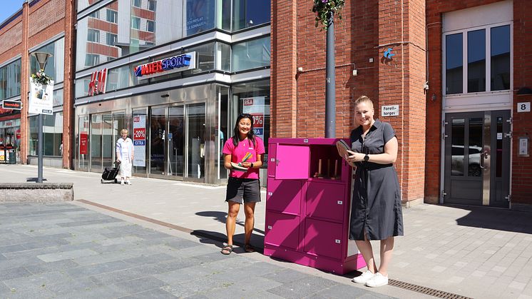 Ellie Wan från Piffl och Sandra Stenberg, Centrumledare på Huge Bostäder vid aktivitetsboxen i Huddinge Centrum.