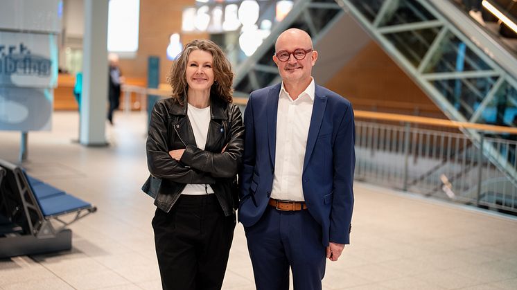 Gastrednerin Anna Kopp, IT Director und Niederlassungsleiterin von Microsoft Deutschland, und Andreas Speith, Geschäftsführer von Westfalen Weser, beim Westfalen Weser Forum 2025.