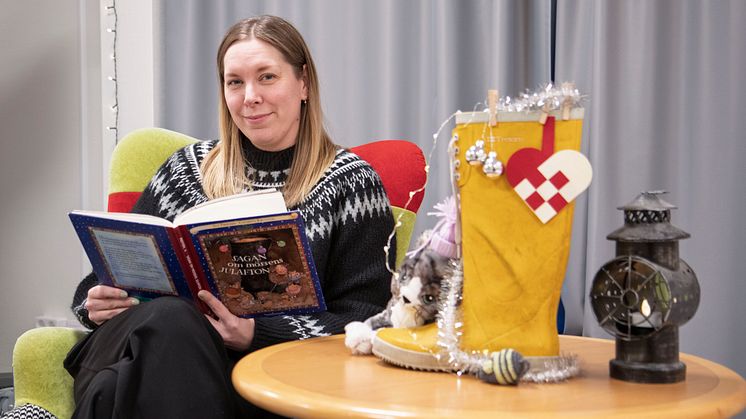 Monica Korp, Årets läsombud, använder rekvisita när hon högläser.