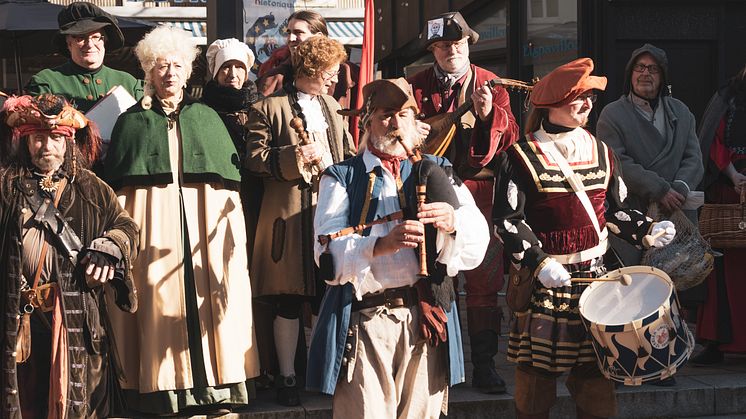Für gute Stimmung auf dem Kieler Umschlag sorgt Asmus-Bremer und sein Gefolge.