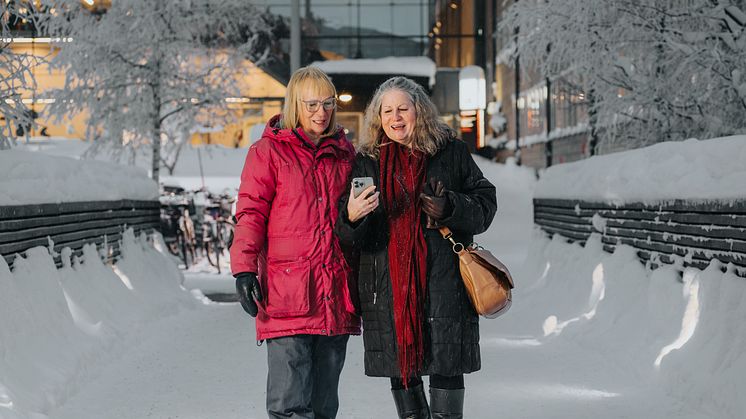 Kvinnor på promenad med smartphone.jpg