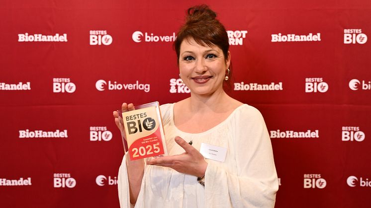 BIO PLANÈTE-Produktmanagerin Astrid Mühle nahm die gläsernen Pokale bei der Bestes Bio-verleihung in Aschaffenburg entgegen.