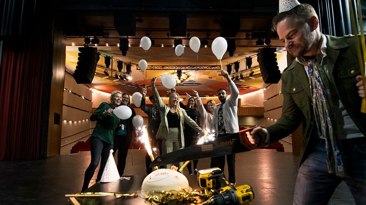 Det fixas och firas i en skön blandning på Halmstads Teater. Fast det riktiga kalaset väntar vi med till nästa år. Foto: Destination Halmstad