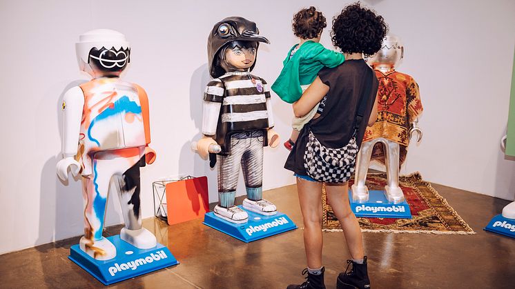 Einzigartige Playmobil-Kunstwerke  werden versteigert / Auktionsstart für Playmobil-Großfiguren zugunsten von Save the Children e.V. 