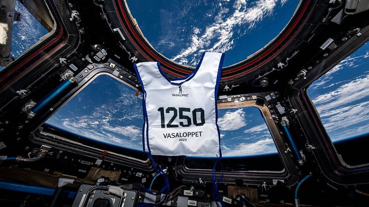 Vasaloppsnummerlappen som den svenske astronauten Marcus Wandt hade med sig till rymdstationen ISS i början av 2024. I augusti under Vasaloppets sommarvecka 2024 ska den återlämnas till Vasaloppet. Foto: ESA-M.Wandt