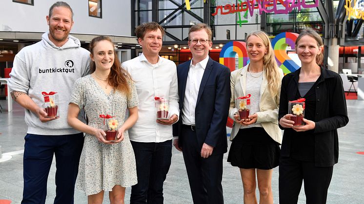 V.l.: Matthias Groeneveld (buntkicktgut), Leslie Protz (MVHS), Martin Laschewski (FreiRAUM-Viertel), Dr. Bernd Hochberger (SSKM), Carmen Nolte (Foodsaving & More) und Simone Paffrath (BUND Naturschutz).
