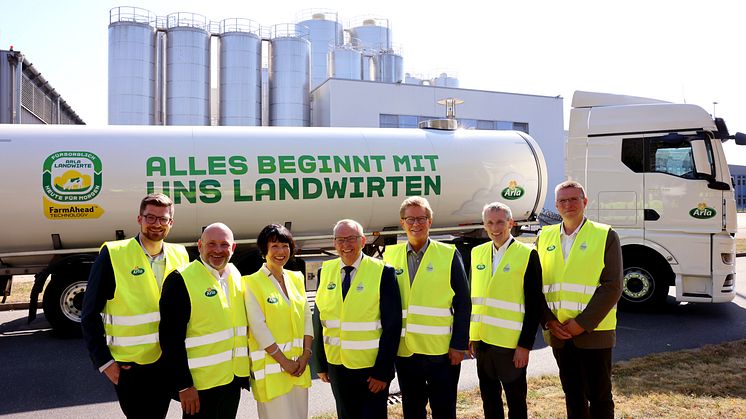 30 Jahre Arla Werk in Upahl: Christian Brandt (Arla), David Boulanger (Arla), Lillie Li Valeur (Arla), Dr. Till Backhaus (Landwirtschaftsminister MV), Peder Tuborgh (Arla), Thomas Østrup Møller, (Botschafter DK in DE), Jens Oldenburg (Arla). BU: s.u.