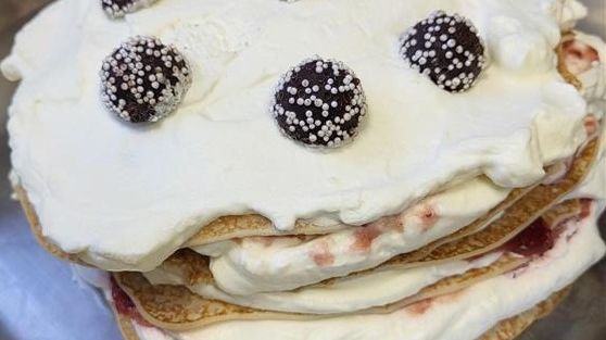 I år är det är Pettson och findus-tema på kulturfesten så pannkakstårta är ett måste. Centralköket har redan provbakat en, se så fin den blev!