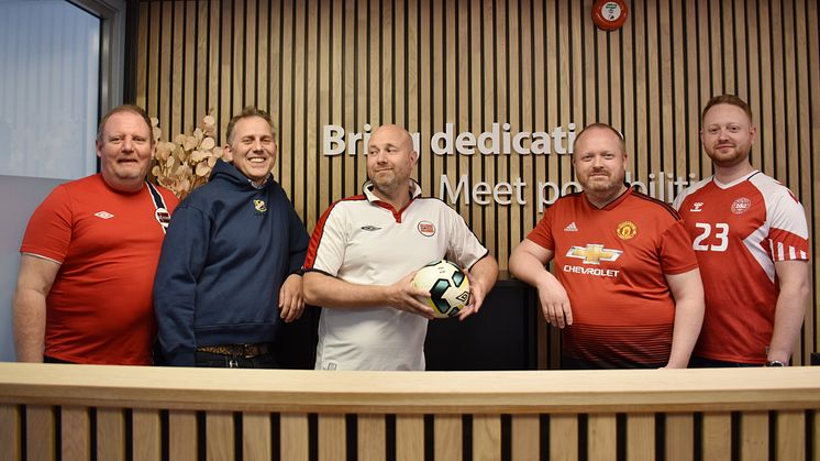 Ansatte hos JYSK Norge engasjerer seg for Barnekreftforeningens kampanje "FotballtrøyeFredag".