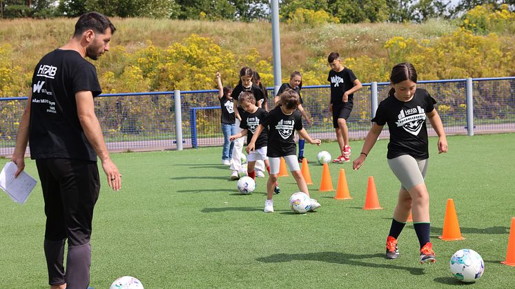 HFAB vill få fler barn och unga att prova på en idrott. Under två veckor arrangerar det kommunala bostadsbolaget en fotbollsskola på Andersberg. Ledaren för fotbollsskolan är före detta elitspelaren Anel Rashkaj.