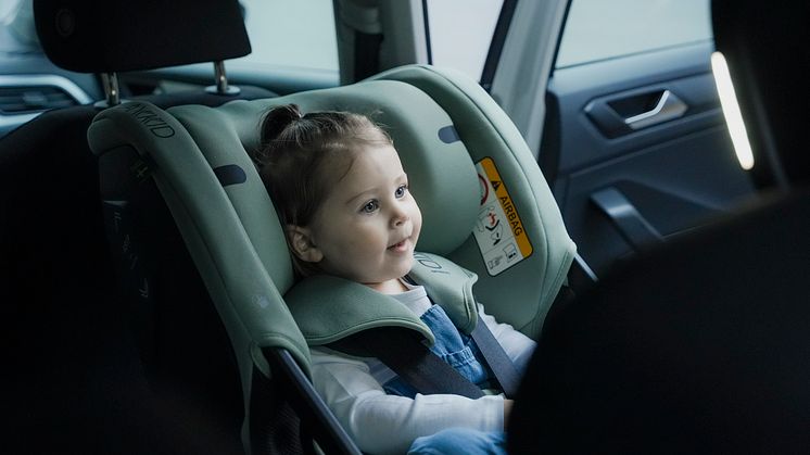Axkid Spinkid 2 is a 180° swivel car seat, available in black, grey, green, blue and beige.