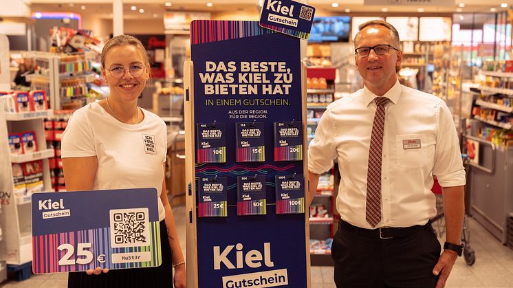 Ina Runge, Leitung Digitalisierung lokale Wirtschaft von Kiel-Marketing und Kai Glage, Warenhausleiter famila Kiel-Meimersdorf