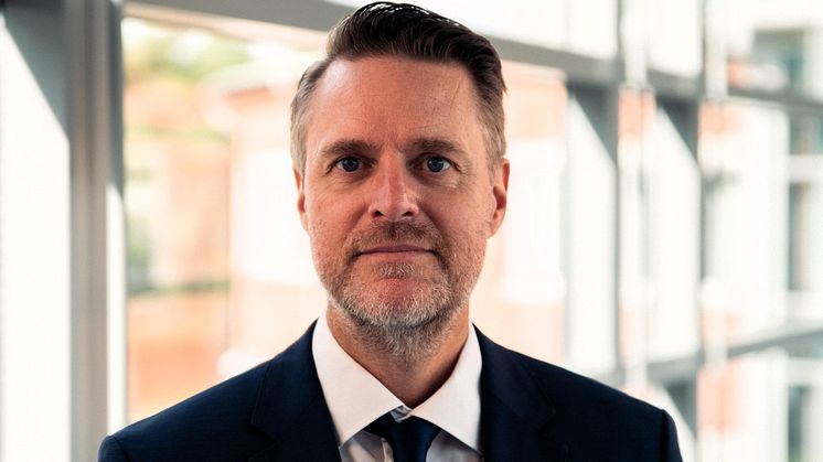 ”Framgångsrika organisationer fungerar som snabbrörliga fiskstim, inte som svårmanövrerade atlantångare”, menar Henrik Eriksson, ny professor i industriell ekonomi vid Högskolan Väst. Foto: Högskolan Väst.