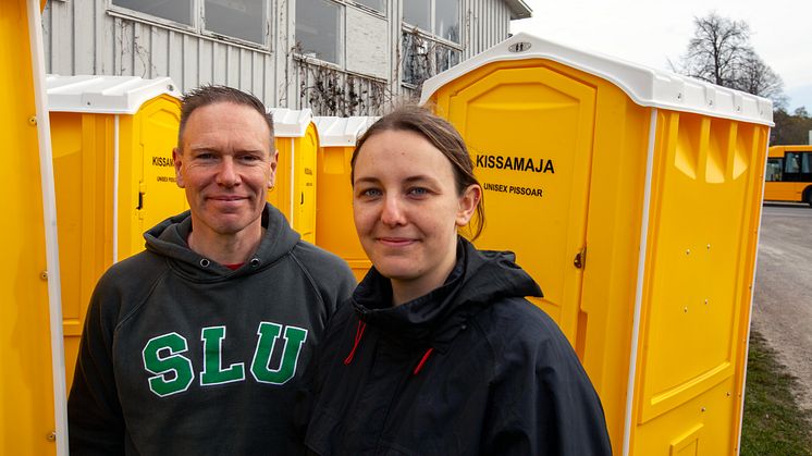 Professor Björn Vinnerås vid SLU och Nicola Parfitt från Sanitation365 framför de nyutvecklade Kissamajorna. Foto: Niklas Storm / SLU