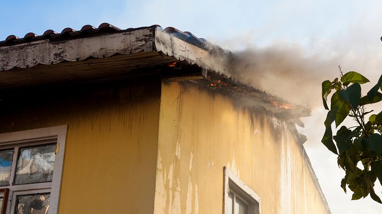 Photo credit: gokhanilgaz/istockphoto.com. Om en brand får fäste i takfotens luftspalt är den ofta svår att släcka och kan vara förödande för brandförloppet. 