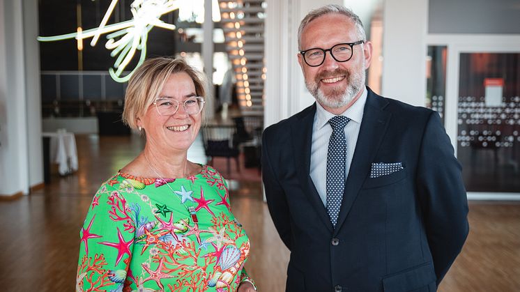 Varmt välkomna, säger Lotta Håkansson, förbundsordförande för Reumatikerförbundet, och Jon Thorkell Einarsson, ordförande, Svensk Reumatologisk Förening (SRF).