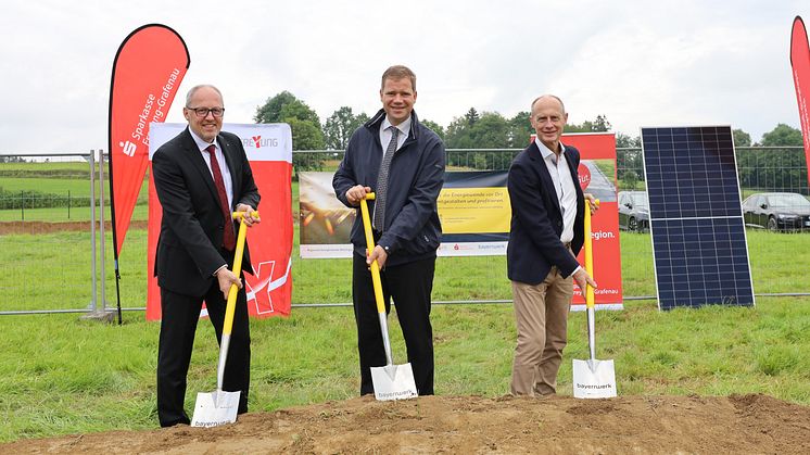 Rendite aus Energie: Dietmar Attenbrunner (li., Sparkasse Freyung-Grafenau), Bürgermeister Dr. Olaf Heinrich (m.) und Bayernwerk-Vorstand Dr. Egon Westphal starteten jetzt die Energiewende-Beteiligung Freyung.