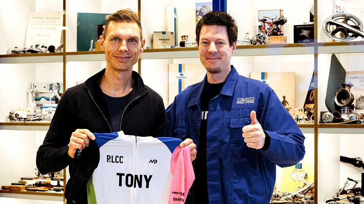 Paul-Lange-CSO Paul-César Lange übergibt Zeitfahr-Weltmeister Tony Martin ein Trikot anlässlich der Vertragsunterzeichung zur künftigen Kooperation