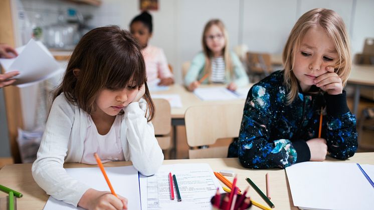 En ny studie från Umeå universitet visar att en betydande andel av svenska och finska elever redan i årskurs 4 lider av matematikångest, vilket kan påverka deras skolresultat och självkänsla.