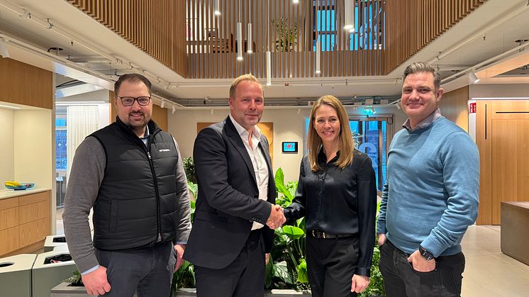 Optimera och Circura tecknar nytt ramavtal. Från vänster: Mikael Larsson och Morgan Fasth från Optimera, Louise Strömbeck och Daniel Larsson från Circura.