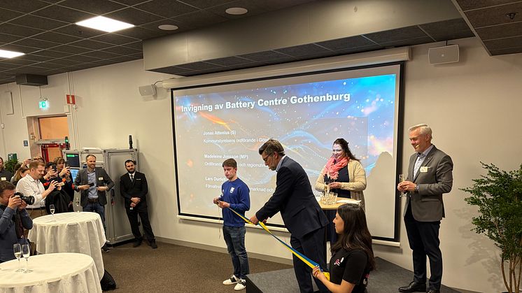Lars Durfelt, förvaltningsdirektör i Göteborgs Stad, inviger Battery Centre Gothenburg