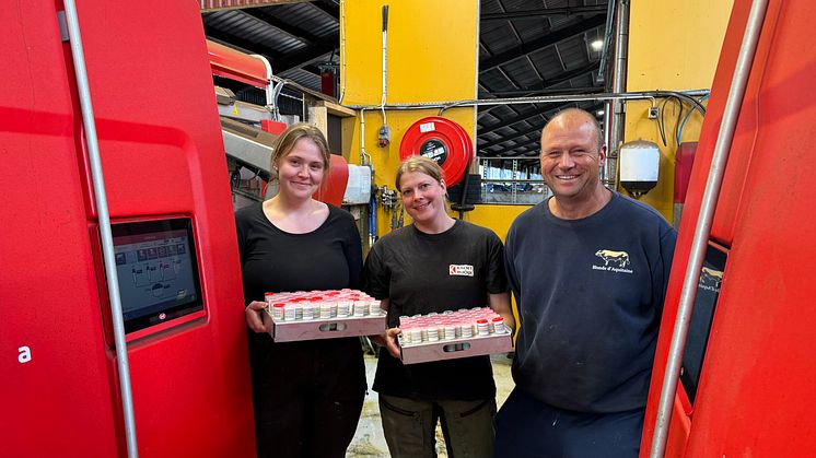 Julia Krook, Sofie Lycksell och Tommy Rehn som jobbar på Kalset Mjölk får mer tid till annat när Växa sköter provmjölkningen.