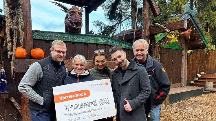 Draken Kaldera och familjen Collett skänker pengar till Naturskyddsföreningen. Från vänster i bild Pär Matsson Leksands Sparbank, Lillian Lund Naturskyddsföreingen, Camilla, Leopold och Tommy Collett.