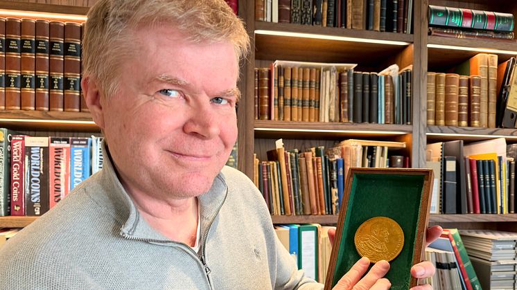 Styreleder Arne Riise i Oslo Myntgalleri med auksjonens dyreste mynt: En 100 dukat i rent gull med utropspris på 15 millioner kroner.