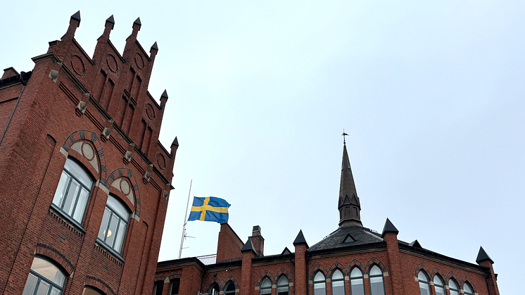 Katedralskolan flaggar på halv stång, liksom på Lunds kommuns samtliga skolor på onsdagen.