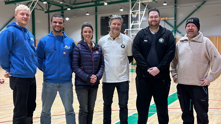 I Apalløkka flerbrukshall: Erik og Kamal fra Sålevending, Kristine fra Zuccarellostiftelsen, Jo Andreas og Rolf-Jarle fra Ammerud Basket, Sindre fra Tøyen SK (Ikke på bilde: Rosa sko-prosjektet og HSIL)