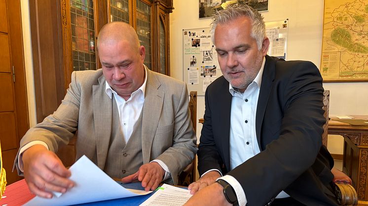 Helmstedts Bürgermeister Wittich Schobert (l.) und Avacon Natur-Geschäftsführer Torsten Hausmann unterzeichnen die richtungsweisende Absichtserklärung zur Gründung einer gemeinsamen Wärmegesellschaft.