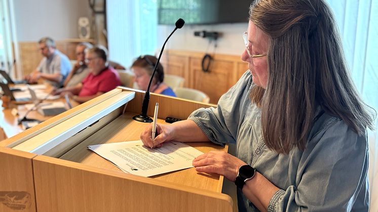 Kristina Åhl, ordförande i kommunfullmäktige i Överkalix kommun, signerar Borgmästaravtalet