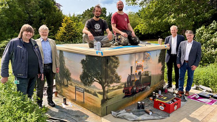 Historische Lokomotive als Kunstwerk: Avacon  gestaltet Trafostation in Bruchhausen-Vilsen Dille