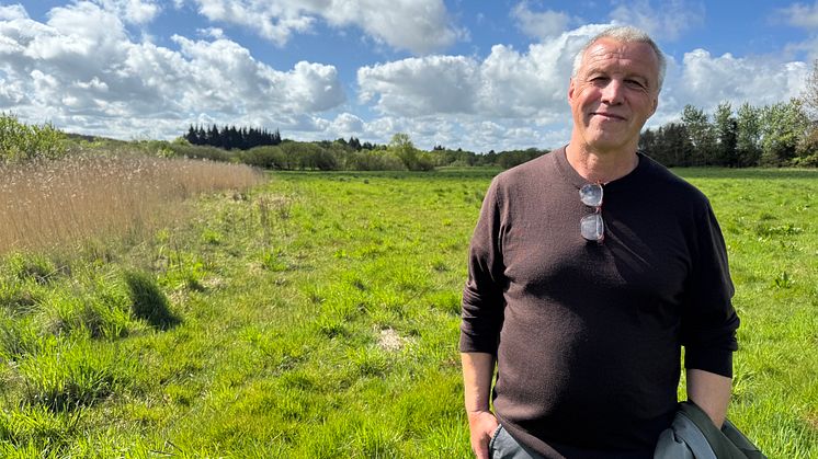 Landmand Knud Erling Birch ser frem til at være en del af det nye projekt. Han ses her med noget af sin lavbundsjord i baggrunden. 