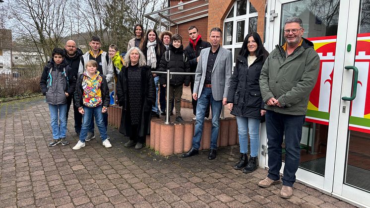 Wie arbeitet eigentlich eine Gemeindeverwaltung? Das erfuhren die Schüler*innen und ihre Lehrkäfte beim Besuch im Frielendorfer Rathaus von (von rechts) Büroleiter Michael Bühn, Kämmerin Silvia Kalb und Bürgermeister Jens Nöll.
