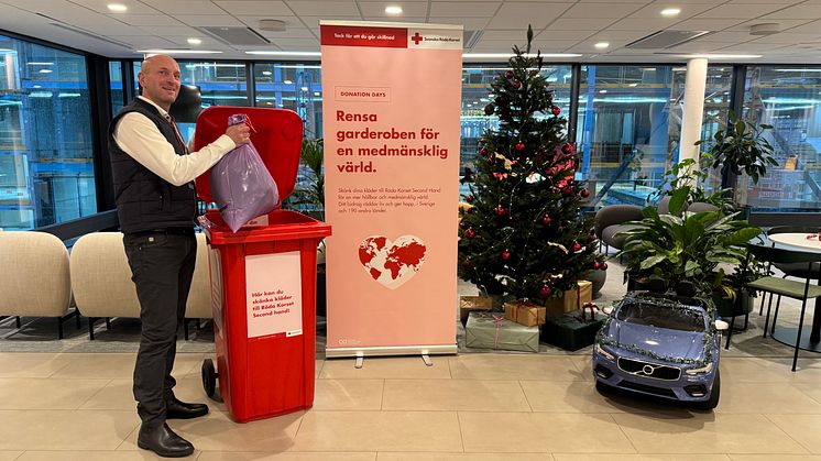 Anders Tärnell, marknadschef Hertz Sverige bidrar med kläder till insamlingen