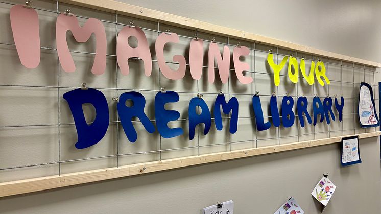 Önskeväggen på nya biblioteket i Hjällbo Centrum