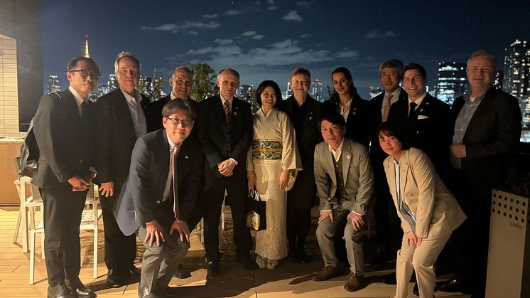 写真：ノルウェー大使公邸でボードメンバーとともに