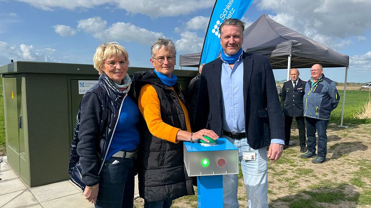 Nahmen symbolisch die 2.500. fernsteuerbare Ortsnetzstation in Drage in Betrieb (v.l.): Kommunalmanagerin Andrea Hansen, Bürgermeisterin Maren Fürst und Michael Lorenz, Leiter des Netzcenters Friedrichstadt von SH Netz.